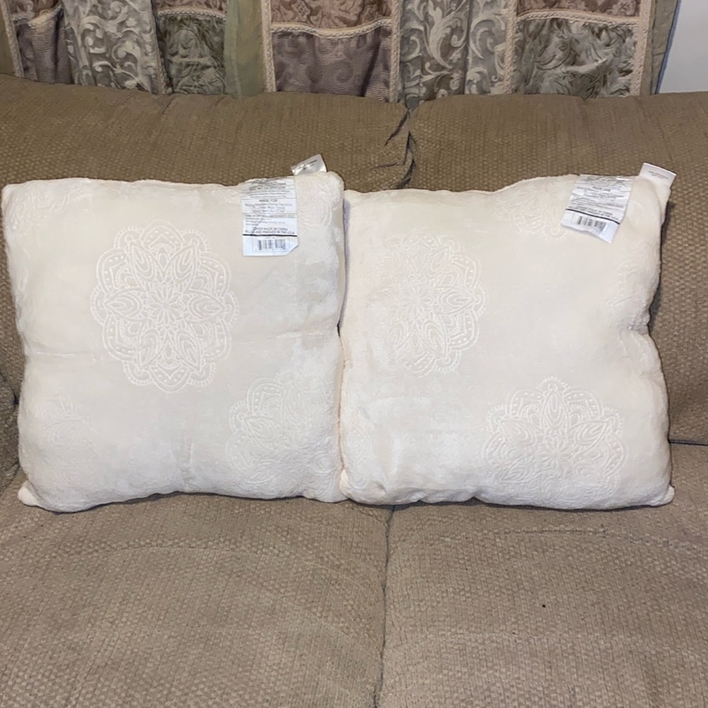 🤍NWT Set of Two Decorative Cream Colored Pillows